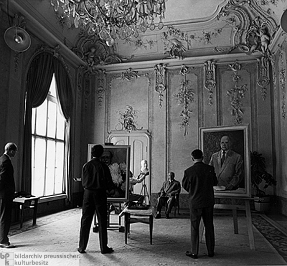 Porträt und Büste von Walter Ulbricht (August 1964)